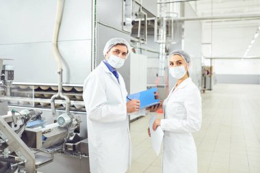 Gıda fabrikasında maskeler insanlar teknolojistler.