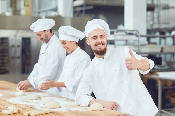 Bärtiger Bäcker in der Bäckerei. — Stockfoto