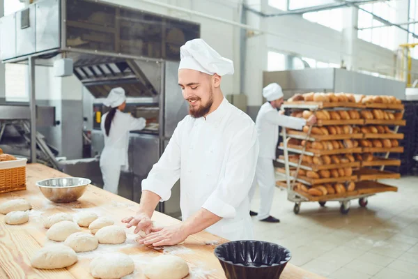 Bearded uomo panettiere presso la panetteria . — Foto Stock