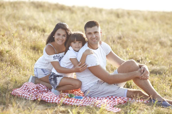 Mor, far och dotter vilar tillsammans inte i naturen. — Stockfoto