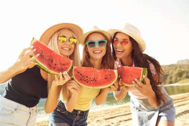 Plajda karpuz ile gülüyor kadınlar