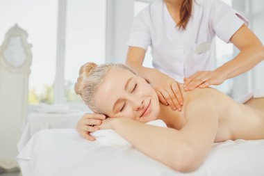 Vücut masajı. Masaj salonunda kadın.