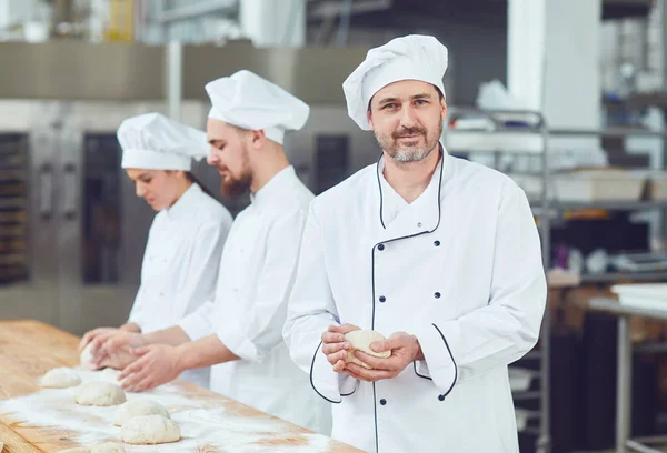 Baker en el contexto de los trabajadores de la panadería . —  Fotos de Stock