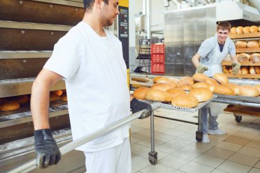 Fırında Fırıncılar çalışır.