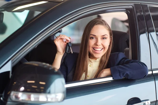 Bir kadın sürücü gülümsüyor ve araba anahtarları tutan. — Stok fotoğraf