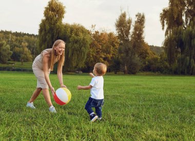 Bir çocuk ile anne parkta oynuyor.