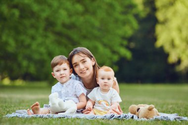 Yaz parkında çocuklarla mutlu anne. 