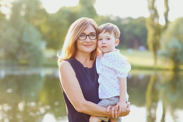 Mãe e filho estão de pé no parque — Fotografia de Stock