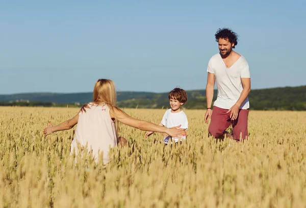 Famiglia felice divertirsi giocando sul campo  . — Foto Stock