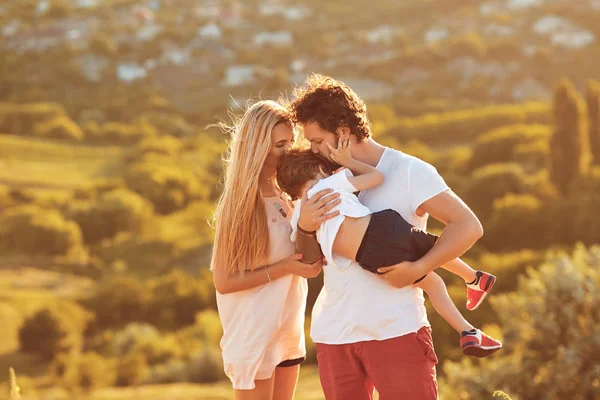 Glückliche Familie hat Spaß beim Spielen in der Natur. — Stockfoto