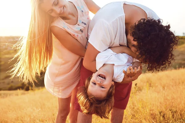 Χαρούμενη οικογένεια που διασκεδάζει παίζοντας στη φύση. — Φωτογραφία Αρχείου