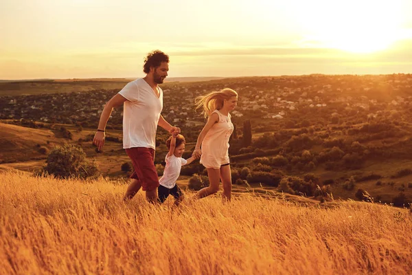 Lykkelig familie har det sjovt at gå i naturen . - Stock-foto