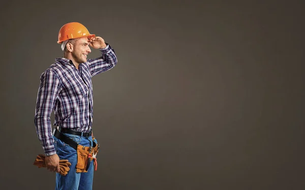 A builder man with a helmet looking — Stock Photo, Image