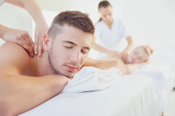 Paar genieten van massage lichaam in het spa center — Stockfoto
