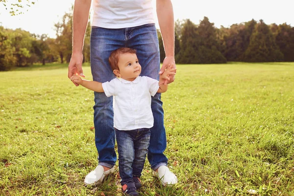 Padre con hijo camina en el parque . — Foto de Stock