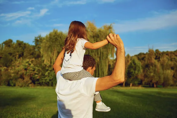 Padre jugando y llevando a su hija en hombros . — Foto de Stock