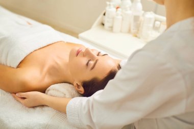 Kozmetoloji güzellik salonunda yüz derisi bakımı.