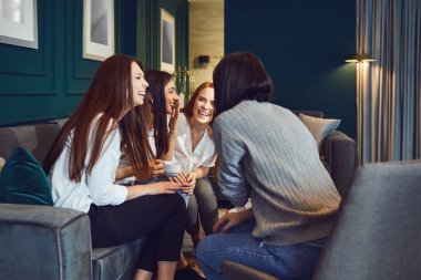 Evde çay içen sohbet eden kadınlar