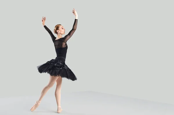 Balletttänzerin vor grauem Hintergrund. — Stockfoto