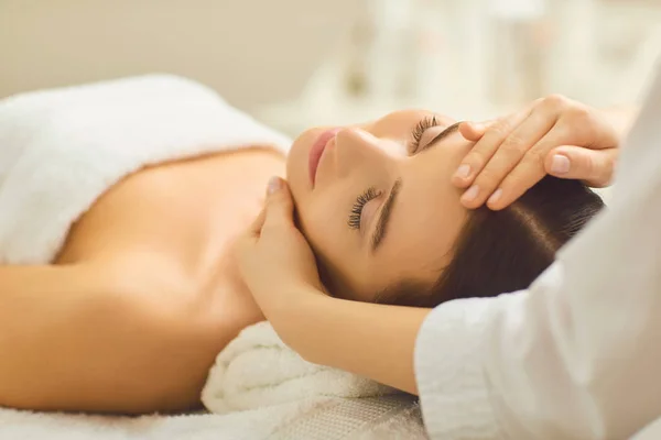 Tratamiento de spa en el salón de belleza . —  Fotos de Stock