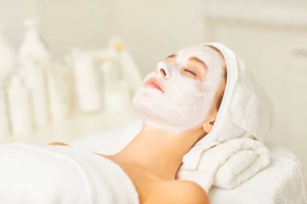 Zabieg pielęgnujący skórę twarzy z maską kosmetyczną w salonie piękności. — Zdjęcie stockowe