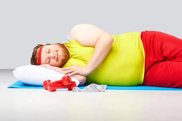 Τεμπέλης χοντρός/ή αστείος άνθρωπος κοιμάται σε γκρίζο φόντο. — Φωτογραφία Αρχείου