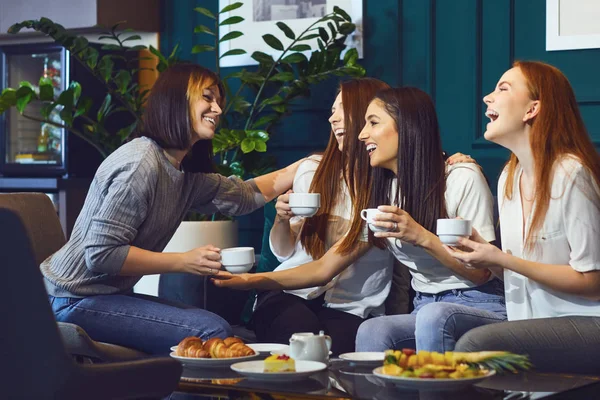 Joven riendo mujeres teniendo fiesta de té — Foto de Stock