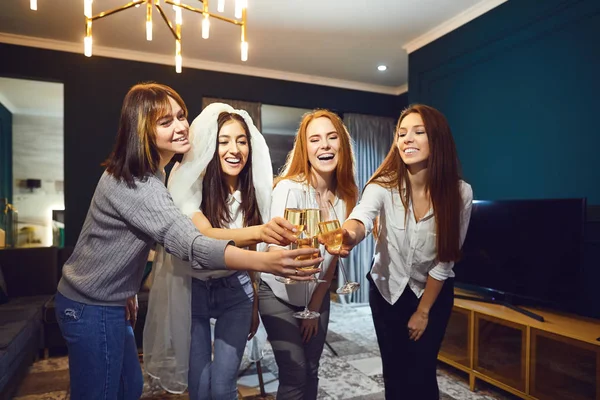 Novia y damas de honor felices celebrando despedida de soltera con copas de champán — Foto de Stock