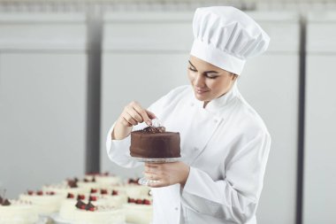 Pastanede çikolatalı kek dekorasyon şekerleme.