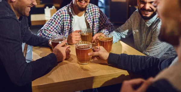 맥주 친구 자유 시간 개념입니다. 바에서 안경과 맥주를 들고 있는 명랑한 친구들. — 스톡 사진