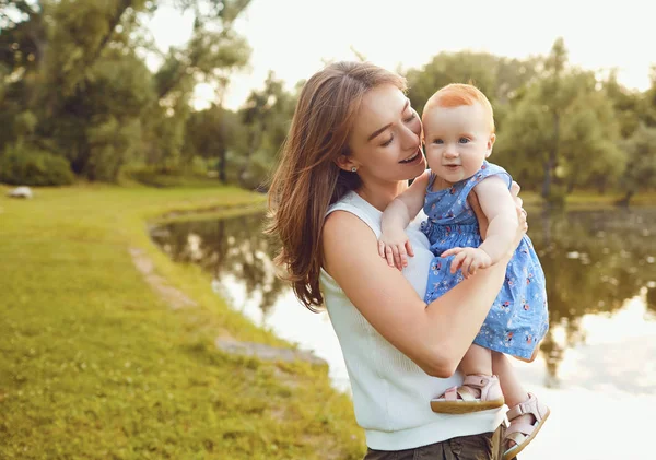 Mutter und Baby spielen auf Rasen im Sommerpark — Stockfoto