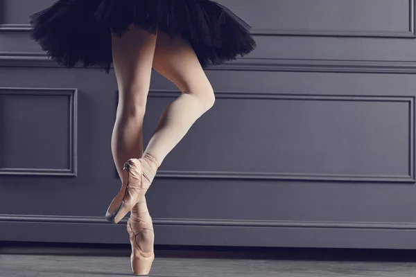 Ben av en ballerina på en svart bakgrund. — Stockfoto