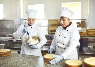 İki pasta şefi şekerlemede pişirildi.