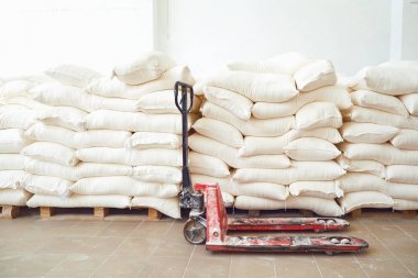 Depoda un torbaları ile stokta palet trask