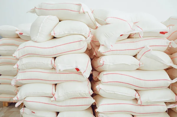 Fondo de bolsas blancas.Muchas bolsas blancas en el almacén . —  Fotos de Stock