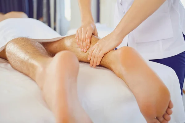 Massagem nos pés.Masseur massagear o cliente . — Fotografia de Stock