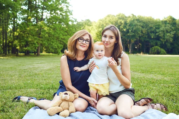 Young women with child on meadow — Stock Photo, Image
