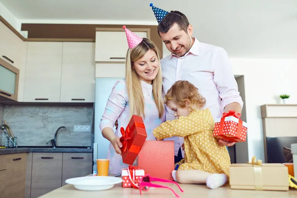 Una familia con un pastel felicita a un niño feliz en su cumpleaños — Foto de Stock