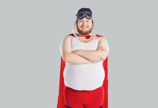 Uomo grasso divertente in costume da supereroe — Foto Stock