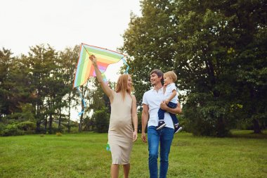 Sevgi dolu aile ile çocuk parkta yürüyüş