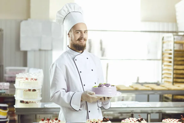 Pastelero sonriendo en una pastelería — Foto de Stock
