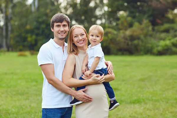 Glückliche Familie zusammen im Sommerpark. — Stockfoto