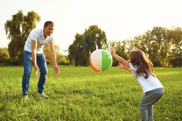 Père avec une petite fille jouant avec une balle dans la nature . — Photo