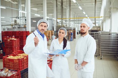 Üretim amiri depoda denetim yapar