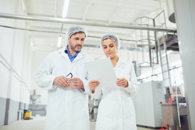 Laboratuar kat ve maskeler fabrikasında iki teknoloji.