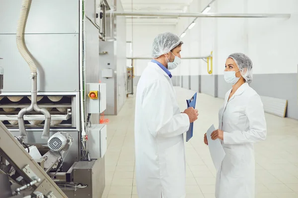 Inspector tecnológico en máscaras en fábrica de alimentos . —  Fotos de Stock