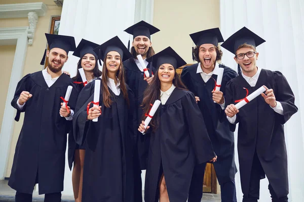 Bir grup mezun gülümsüyor