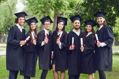 Bir grup mezun gülümsüyor