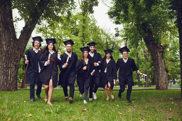Группа выпускников улыбается — стоковое фото