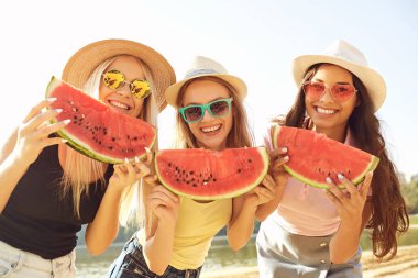 Kız sahilde bir karpuz yeme bir partide.